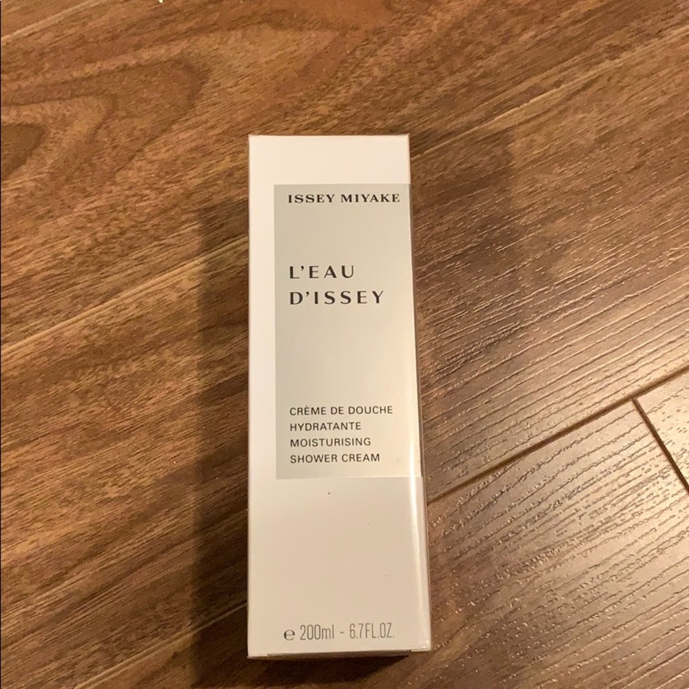 Issue miyake  moisturizing shower cream
